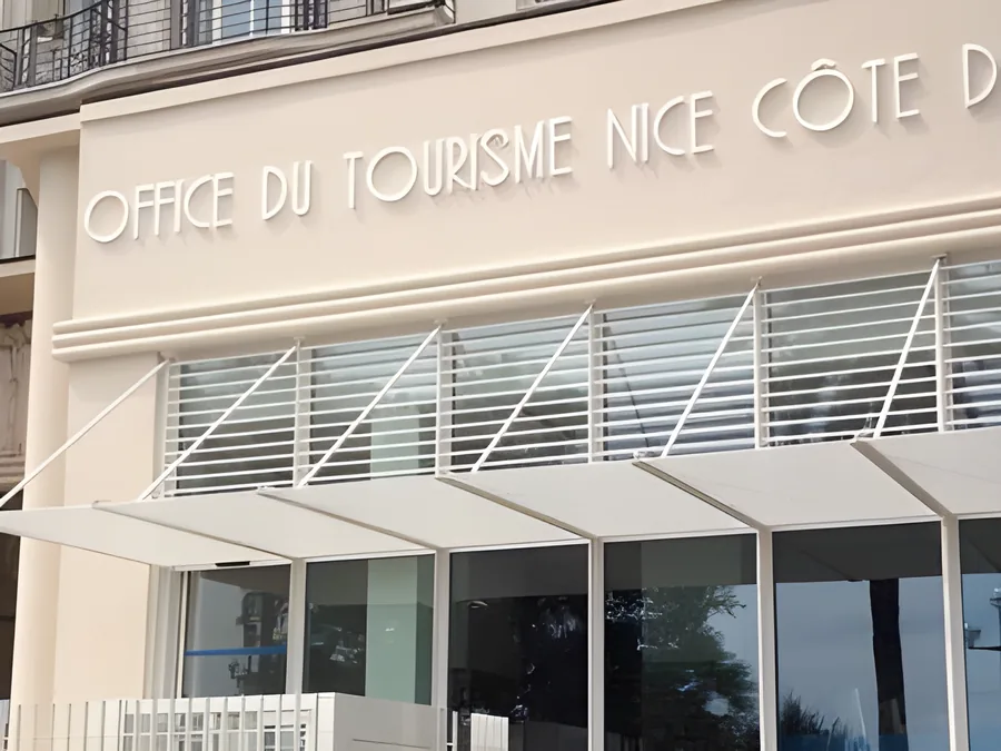 Écran LED d'accueil dans un bureau